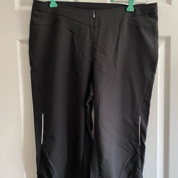 MEC black lightweight capri pants. Size 10. - Picture 2 of 3